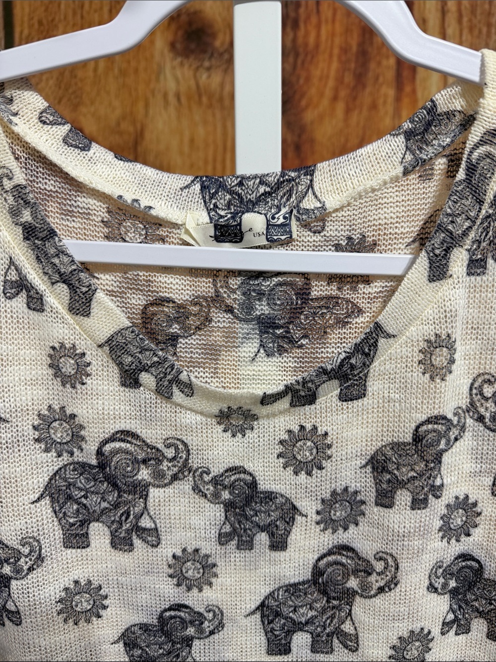 🚨(4/$10) Glaze Elephant Print Sweater Size M - Picture 3 of 4